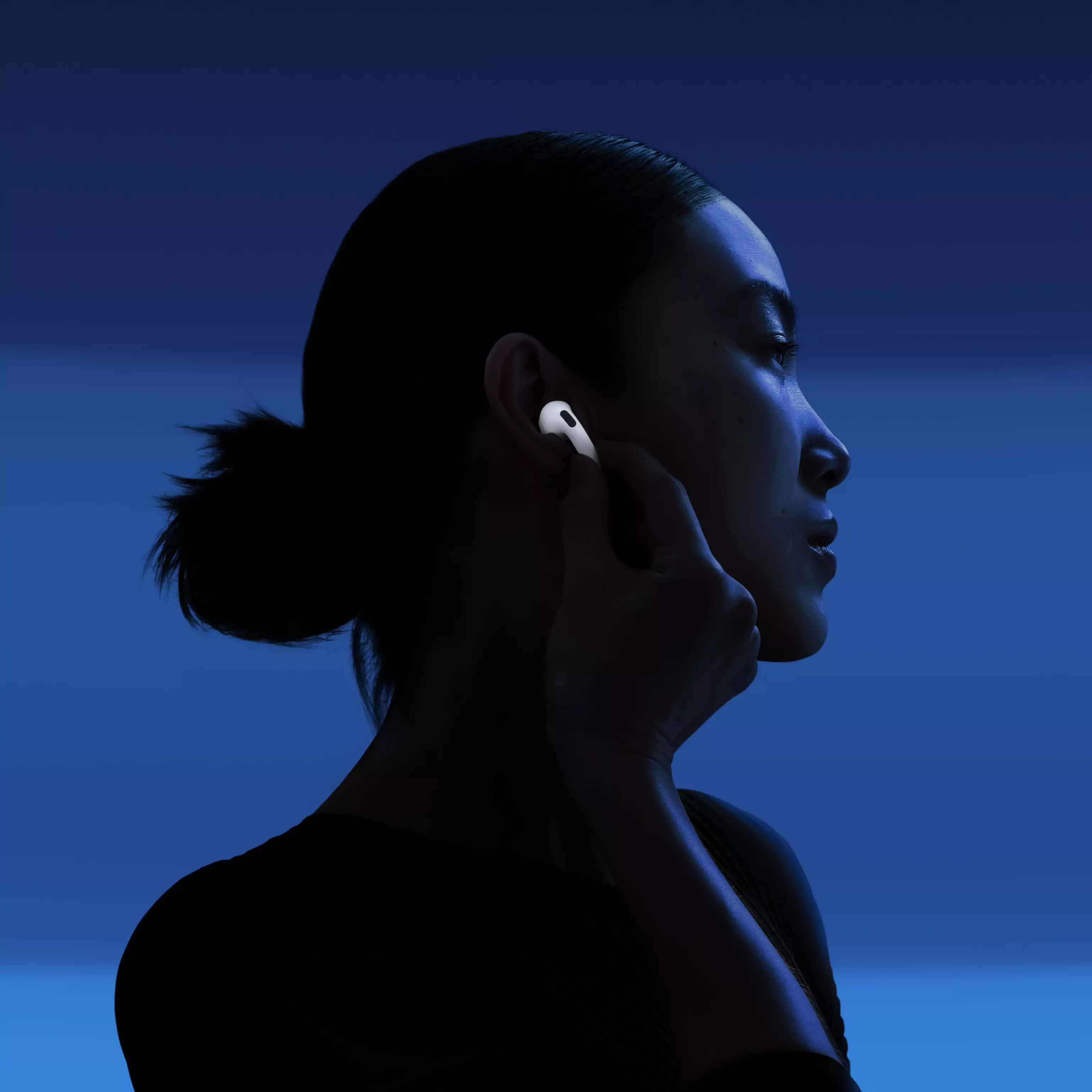 AirPods 5 в ухе — посадка открытого типа для комфорта весь день